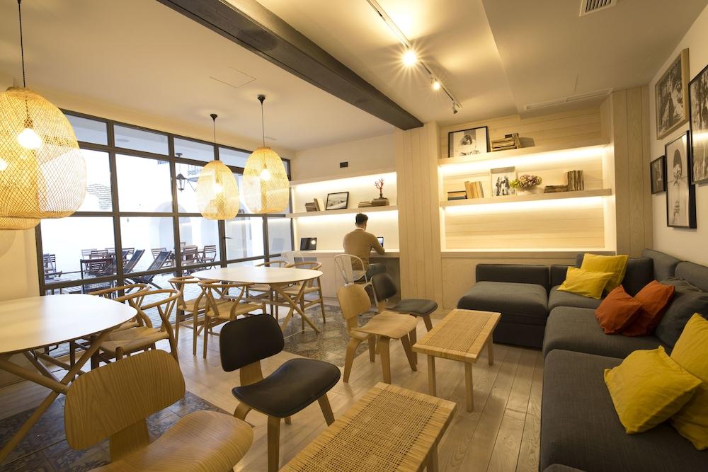 Hostel For Sevilla